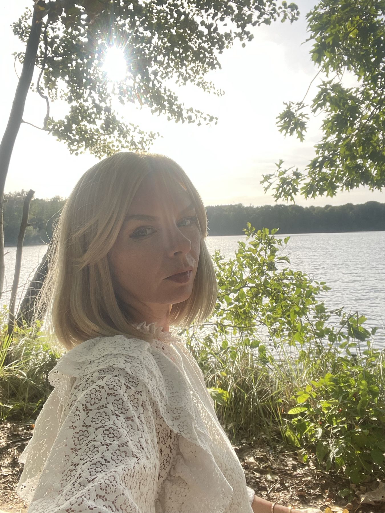 Daria am See, Sonne zwischen den Bäumen