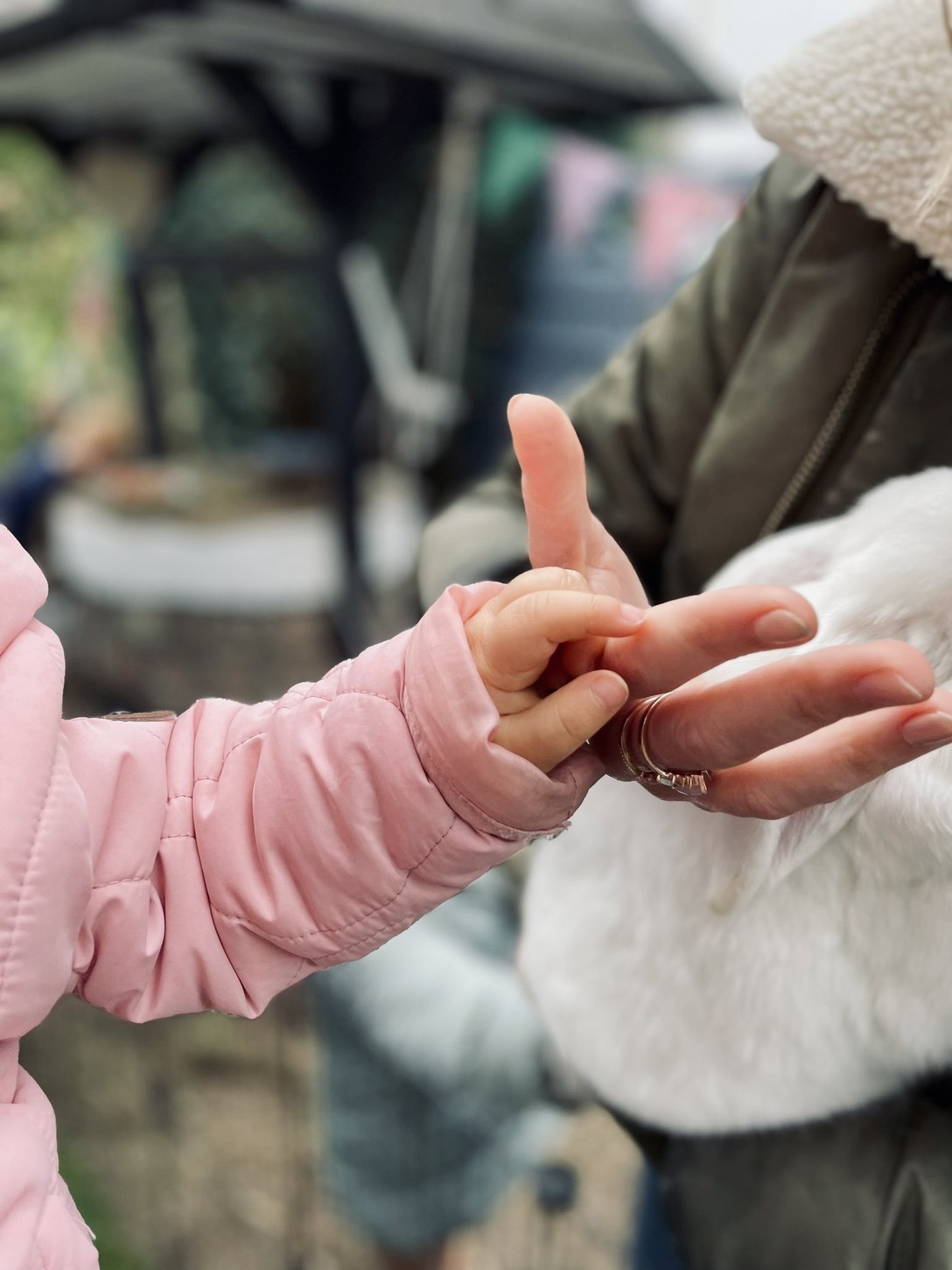 Eine Kinderhand hält den Finger von Daria Pfeiffer