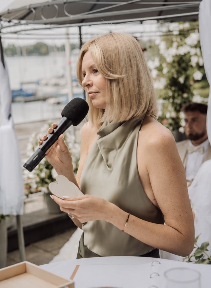 Daria Pfeiffer spricht am Mikrofon