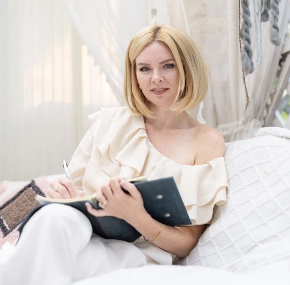 Daria Pfeiffer schreibt in ein Notizbuch