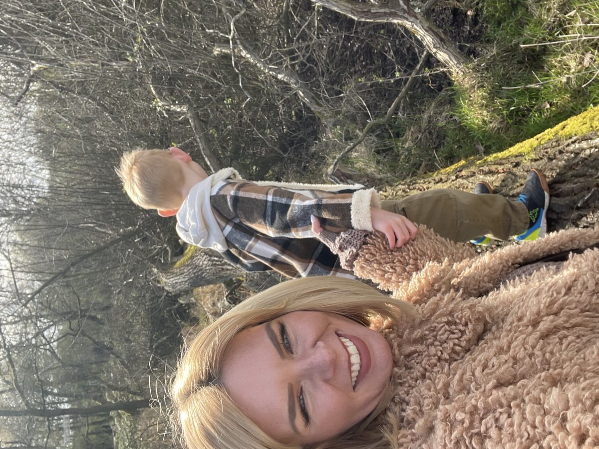 Daria Pfeiffer mit ihrem Sohn im Wald, er balanciert über einen umgestürzten Baum