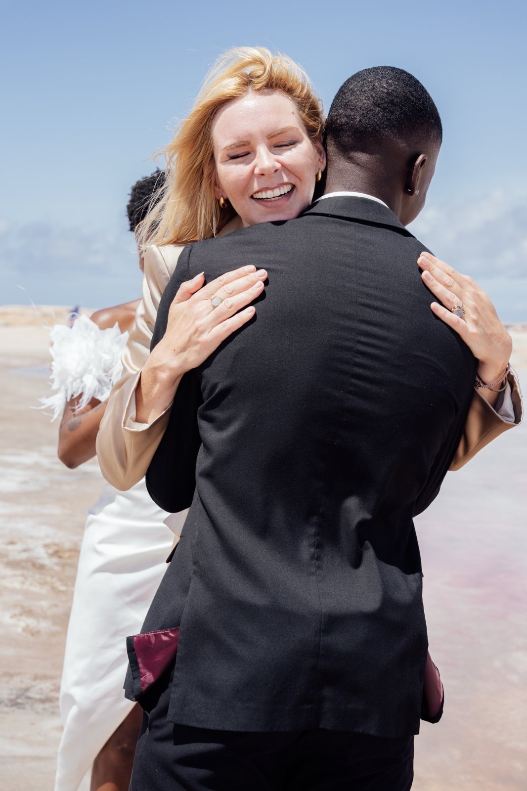 Daria Pfeiffer umarmt nach der Trauung einen Gast am Strand