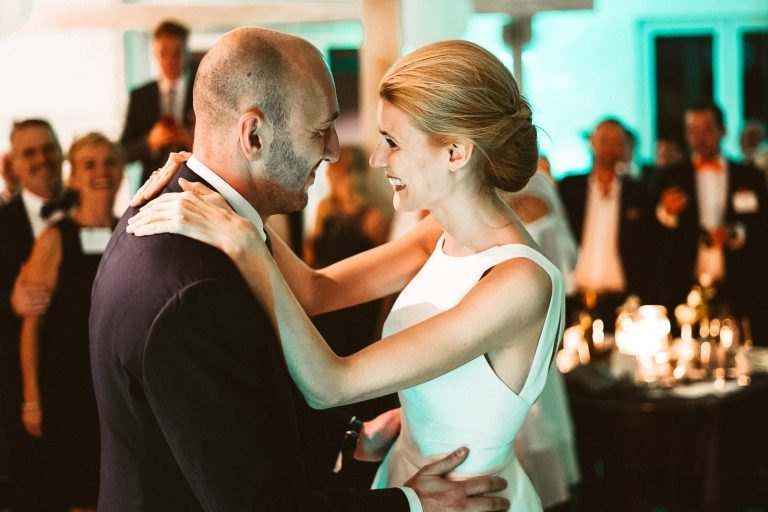Ein Paar tanzt bei einer Hochzeit