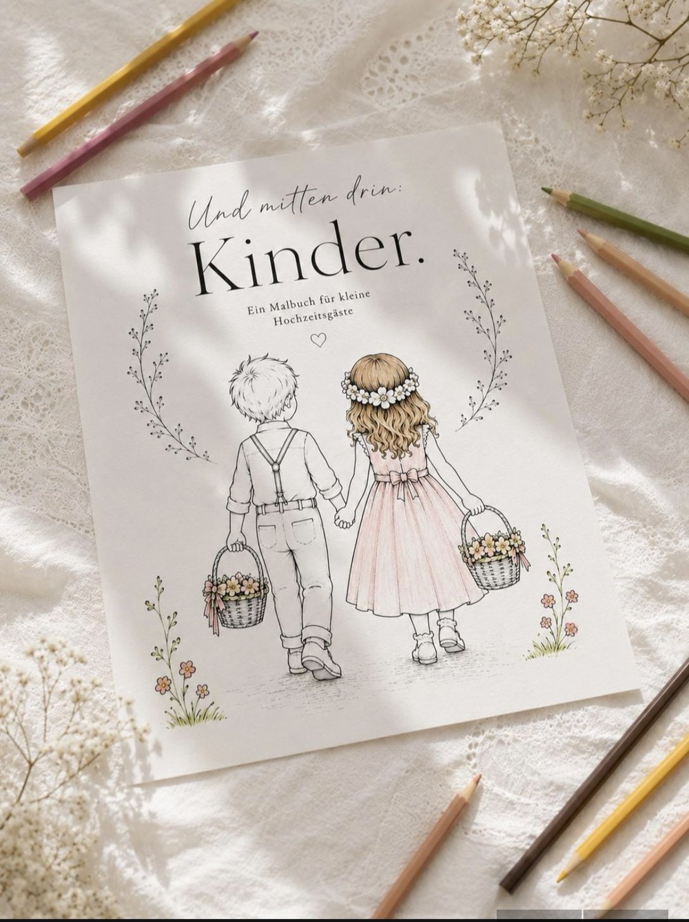 Das Malbuch, halb ausgemalt, mit Buntstiften auf dem Tisch